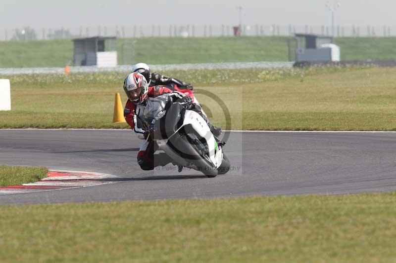 Motorcycle action photographs;Trackday digital images;event digital images;eventdigitalimages;no limits trackday;peter wileman photography;snetterton;snetterton circuit norfolk;snetterton photographs;trackday;trackday photos