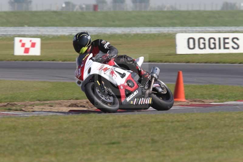 Motorcycle action photographs;Trackday digital images;event digital images;eventdigitalimages;no limits trackday;peter wileman photography;snetterton;snetterton circuit norfolk;snetterton photographs;trackday;trackday photos