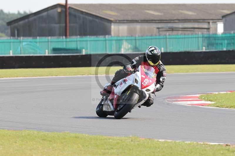 Motorcycle action photographs;Trackday digital images;event digital images;eventdigitalimages;no limits trackday;peter wileman photography;snetterton;snetterton circuit norfolk;snetterton photographs;trackday;trackday photos