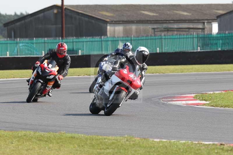Motorcycle action photographs;Trackday digital images;event digital images;eventdigitalimages;no limits trackday;peter wileman photography;snetterton;snetterton circuit norfolk;snetterton photographs;trackday;trackday photos