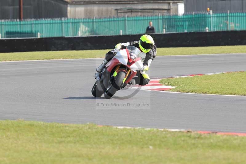 Motorcycle action photographs;Trackday digital images;event digital images;eventdigitalimages;no limits trackday;peter wileman photography;snetterton;snetterton circuit norfolk;snetterton photographs;trackday;trackday photos