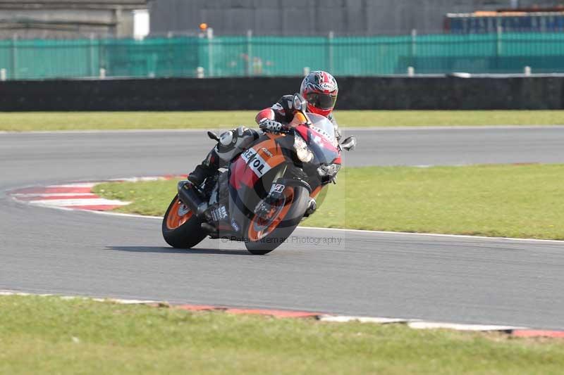 Motorcycle action photographs;Trackday digital images;event digital images;eventdigitalimages;no limits trackday;peter wileman photography;snetterton;snetterton circuit norfolk;snetterton photographs;trackday;trackday photos