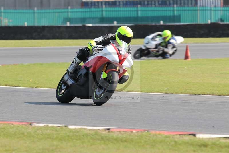 Motorcycle action photographs;Trackday digital images;event digital images;eventdigitalimages;no limits trackday;peter wileman photography;snetterton;snetterton circuit norfolk;snetterton photographs;trackday;trackday photos