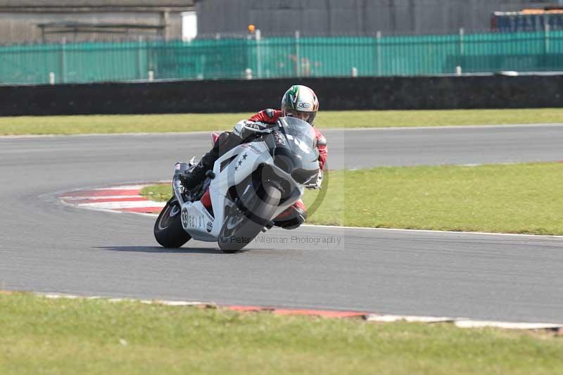 Motorcycle action photographs;Trackday digital images;event digital images;eventdigitalimages;no limits trackday;peter wileman photography;snetterton;snetterton circuit norfolk;snetterton photographs;trackday;trackday photos