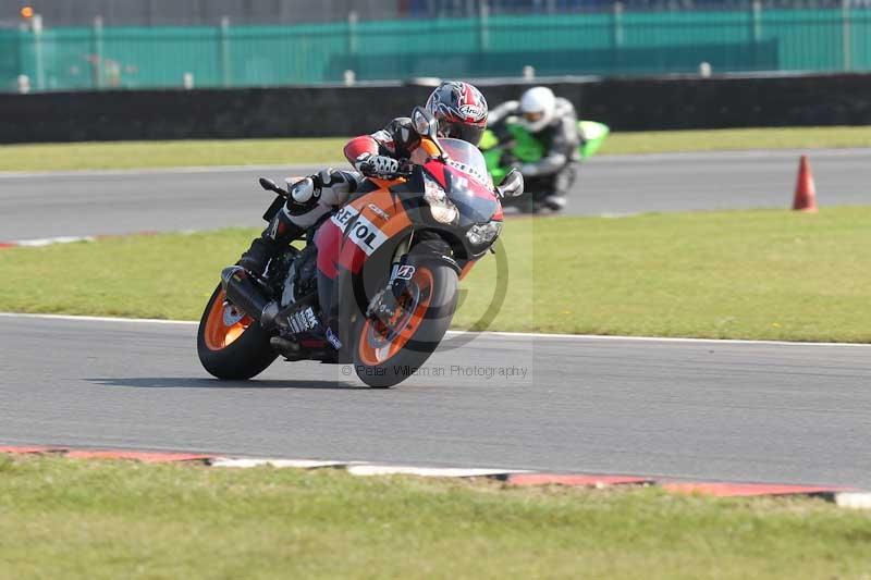 Motorcycle action photographs;Trackday digital images;event digital images;eventdigitalimages;no limits trackday;peter wileman photography;snetterton;snetterton circuit norfolk;snetterton photographs;trackday;trackday photos