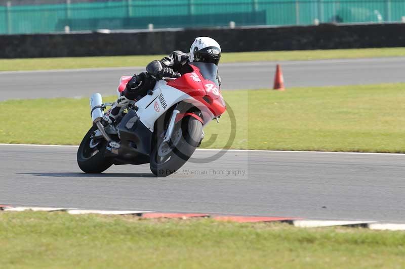 Motorcycle action photographs;Trackday digital images;event digital images;eventdigitalimages;no limits trackday;peter wileman photography;snetterton;snetterton circuit norfolk;snetterton photographs;trackday;trackday photos