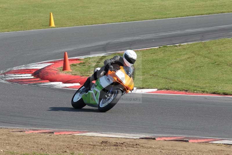 Motorcycle action photographs;Trackday digital images;event digital images;eventdigitalimages;no limits trackday;peter wileman photography;snetterton;snetterton circuit norfolk;snetterton photographs;trackday;trackday photos