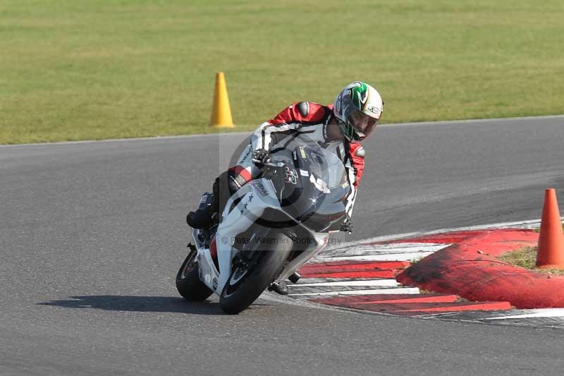 Motorcycle action photographs;Trackday digital images;event digital images;eventdigitalimages;no limits trackday;peter wileman photography;snetterton;snetterton circuit norfolk;snetterton photographs;trackday;trackday photos