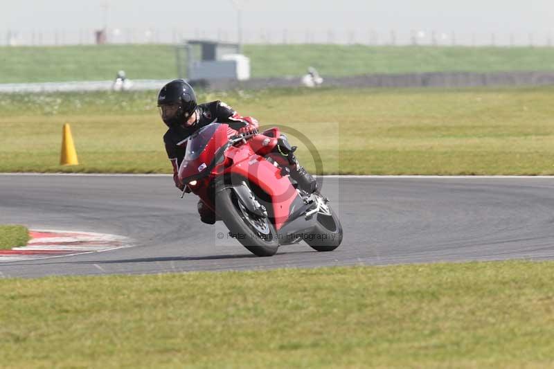 Motorcycle action photographs;Trackday digital images;event digital images;eventdigitalimages;no limits trackday;peter wileman photography;snetterton;snetterton circuit norfolk;snetterton photographs;trackday;trackday photos