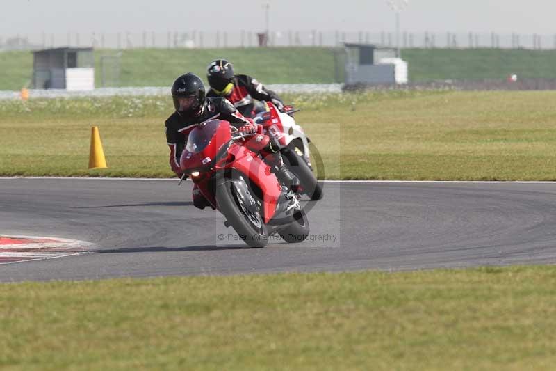 Motorcycle action photographs;Trackday digital images;event digital images;eventdigitalimages;no limits trackday;peter wileman photography;snetterton;snetterton circuit norfolk;snetterton photographs;trackday;trackday photos