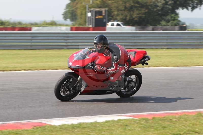 Motorcycle action photographs;Trackday digital images;event digital images;eventdigitalimages;no limits trackday;peter wileman photography;snetterton;snetterton circuit norfolk;snetterton photographs;trackday;trackday photos