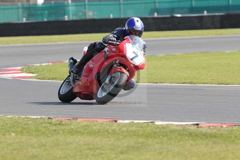 Motorcycle action photographs;Trackday digital images;event digital images;eventdigitalimages;no limits trackday;peter wileman photography;snetterton;snetterton circuit norfolk;snetterton photographs;trackday;trackday photos