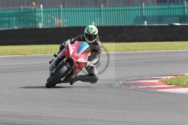 Motorcycle action photographs;Trackday digital images;event digital images;eventdigitalimages;no limits trackday;peter wileman photography;snetterton;snetterton circuit norfolk;snetterton photographs;trackday;trackday photos