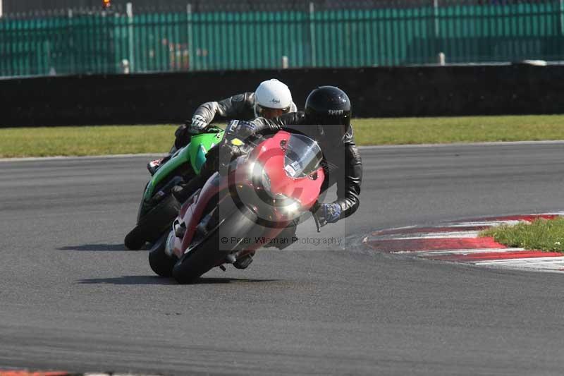 Motorcycle action photographs;Trackday digital images;event digital images;eventdigitalimages;no limits trackday;peter wileman photography;snetterton;snetterton circuit norfolk;snetterton photographs;trackday;trackday photos