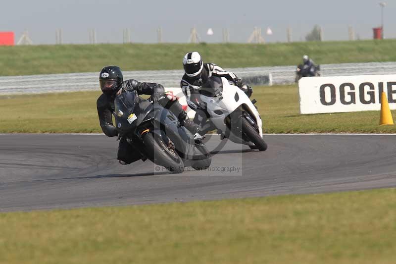 Motorcycle action photographs;Trackday digital images;event digital images;eventdigitalimages;no limits trackday;peter wileman photography;snetterton;snetterton circuit norfolk;snetterton photographs;trackday;trackday photos