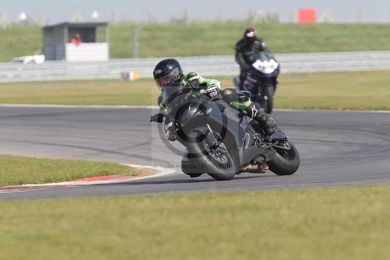 Motorcycle action photographs;Trackday digital images;event digital images;eventdigitalimages;no limits trackday;peter wileman photography;snetterton;snetterton circuit norfolk;snetterton photographs;trackday;trackday photos