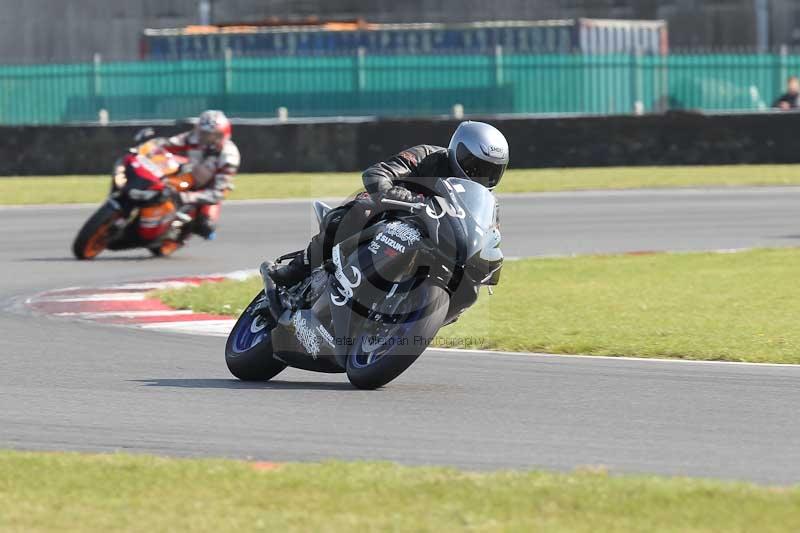 Motorcycle action photographs;Trackday digital images;event digital images;eventdigitalimages;no limits trackday;peter wileman photography;snetterton;snetterton circuit norfolk;snetterton photographs;trackday;trackday photos