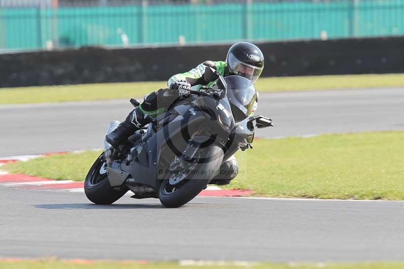 Motorcycle action photographs;Trackday digital images;event digital images;eventdigitalimages;no limits trackday;peter wileman photography;snetterton;snetterton circuit norfolk;snetterton photographs;trackday;trackday photos