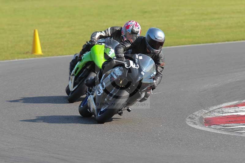 Motorcycle action photographs;Trackday digital images;event digital images;eventdigitalimages;no limits trackday;peter wileman photography;snetterton;snetterton circuit norfolk;snetterton photographs;trackday;trackday photos