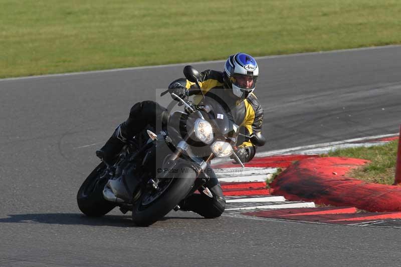 Motorcycle action photographs;Trackday digital images;event digital images;eventdigitalimages;no limits trackday;peter wileman photography;snetterton;snetterton circuit norfolk;snetterton photographs;trackday;trackday photos