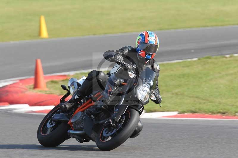 Motorcycle action photographs;Trackday digital images;event digital images;eventdigitalimages;no limits trackday;peter wileman photography;snetterton;snetterton circuit norfolk;snetterton photographs;trackday;trackday photos