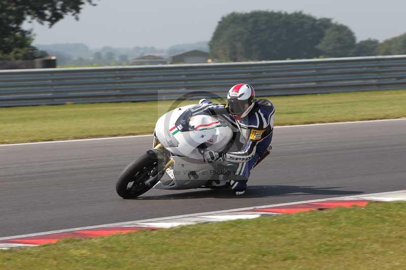 Motorcycle action photographs;Trackday digital images;event digital images;eventdigitalimages;no limits trackday;peter wileman photography;snetterton;snetterton circuit norfolk;snetterton photographs;trackday;trackday photos