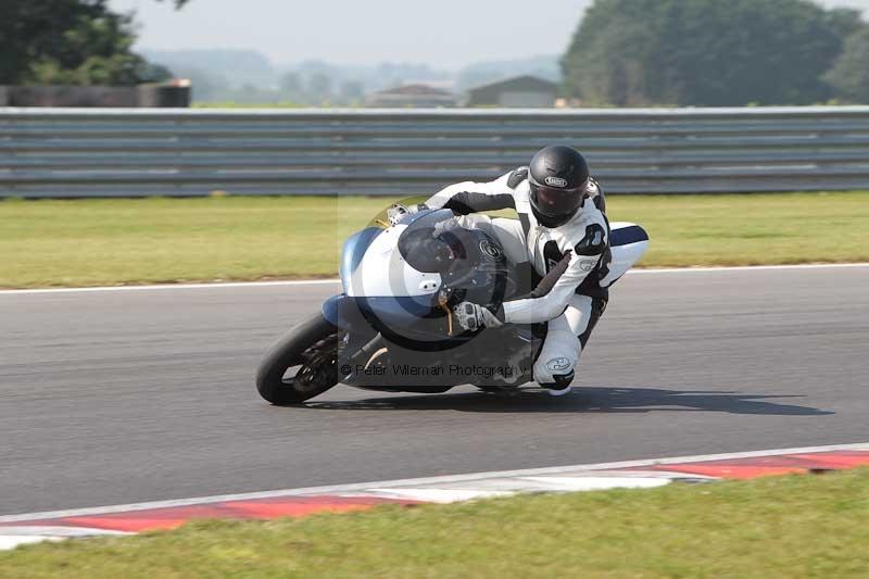 Motorcycle action photographs;Trackday digital images;event digital images;eventdigitalimages;no limits trackday;peter wileman photography;snetterton;snetterton circuit norfolk;snetterton photographs;trackday;trackday photos
