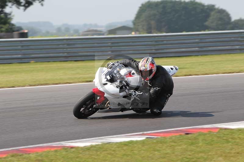 Motorcycle action photographs;Trackday digital images;event digital images;eventdigitalimages;no limits trackday;peter wileman photography;snetterton;snetterton circuit norfolk;snetterton photographs;trackday;trackday photos