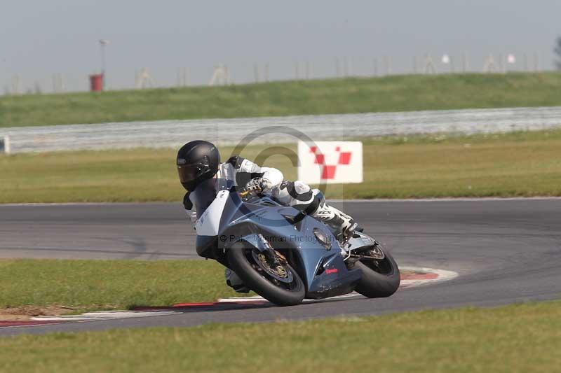 Motorcycle action photographs;Trackday digital images;event digital images;eventdigitalimages;no limits trackday;peter wileman photography;snetterton;snetterton circuit norfolk;snetterton photographs;trackday;trackday photos