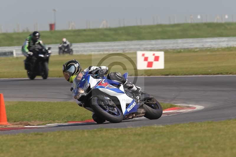 Motorcycle action photographs;Trackday digital images;event digital images;eventdigitalimages;no limits trackday;peter wileman photography;snetterton;snetterton circuit norfolk;snetterton photographs;trackday;trackday photos