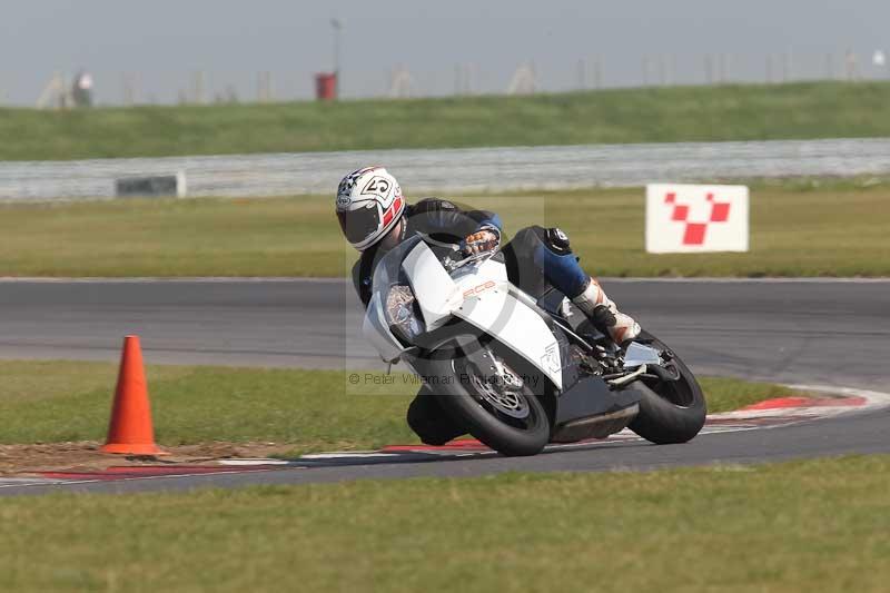 Motorcycle action photographs;Trackday digital images;event digital images;eventdigitalimages;no limits trackday;peter wileman photography;snetterton;snetterton circuit norfolk;snetterton photographs;trackday;trackday photos