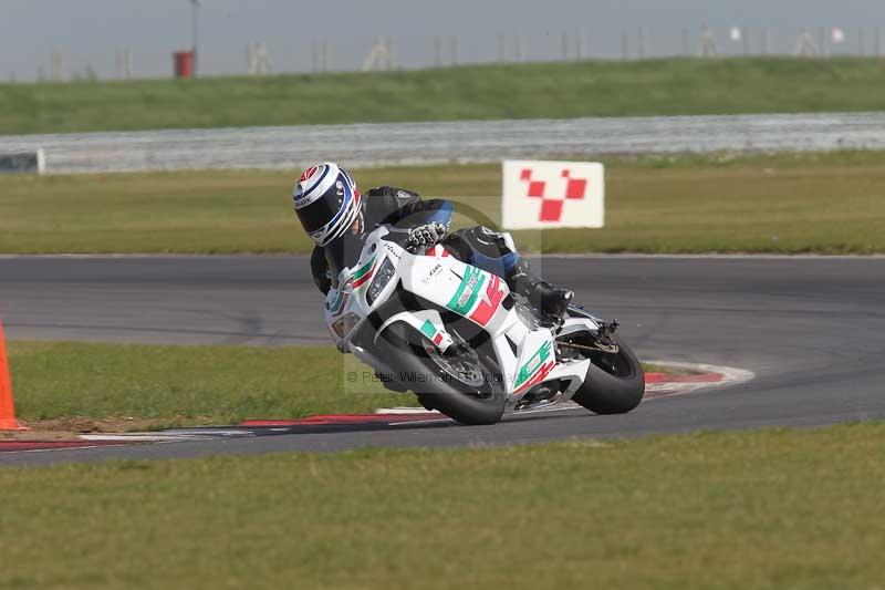 Motorcycle action photographs;Trackday digital images;event digital images;eventdigitalimages;no limits trackday;peter wileman photography;snetterton;snetterton circuit norfolk;snetterton photographs;trackday;trackday photos