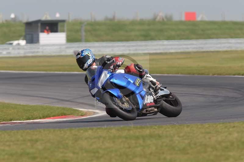 Motorcycle action photographs;Trackday digital images;event digital images;eventdigitalimages;no limits trackday;peter wileman photography;snetterton;snetterton circuit norfolk;snetterton photographs;trackday;trackday photos