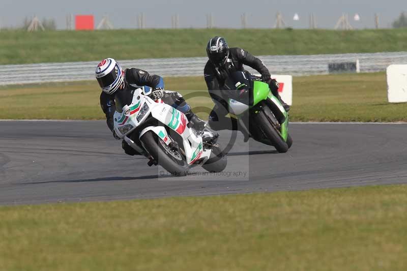 Motorcycle action photographs;Trackday digital images;event digital images;eventdigitalimages;no limits trackday;peter wileman photography;snetterton;snetterton circuit norfolk;snetterton photographs;trackday;trackday photos