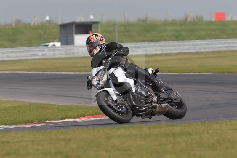 Motorcycle action photographs;Trackday digital images;event digital images;eventdigitalimages;no limits trackday;peter wileman photography;snetterton;snetterton circuit norfolk;snetterton photographs;trackday;trackday photos