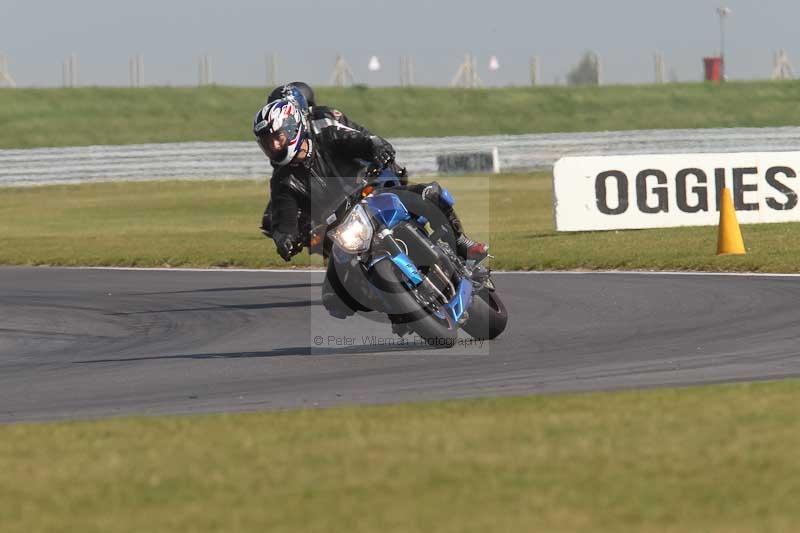 Motorcycle action photographs;Trackday digital images;event digital images;eventdigitalimages;no limits trackday;peter wileman photography;snetterton;snetterton circuit norfolk;snetterton photographs;trackday;trackday photos