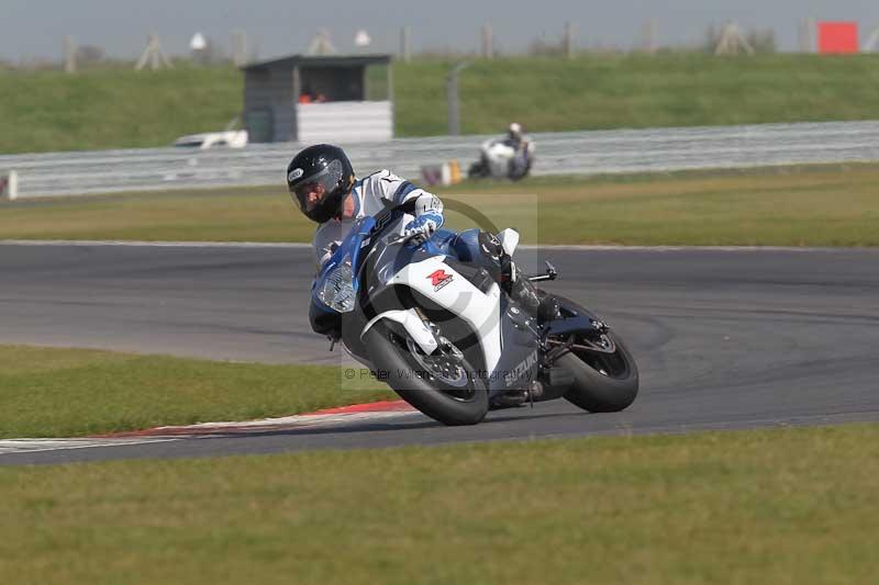 Motorcycle action photographs;Trackday digital images;event digital images;eventdigitalimages;no limits trackday;peter wileman photography;snetterton;snetterton circuit norfolk;snetterton photographs;trackday;trackday photos