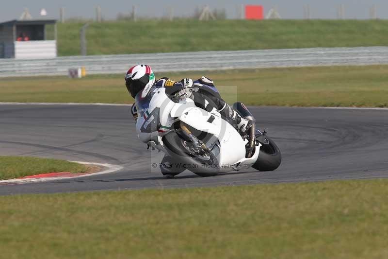 Motorcycle action photographs;Trackday digital images;event digital images;eventdigitalimages;no limits trackday;peter wileman photography;snetterton;snetterton circuit norfolk;snetterton photographs;trackday;trackday photos
