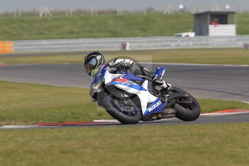 Motorcycle action photographs;Trackday digital images;event digital images;eventdigitalimages;no limits trackday;peter wileman photography;snetterton;snetterton circuit norfolk;snetterton photographs;trackday;trackday photos