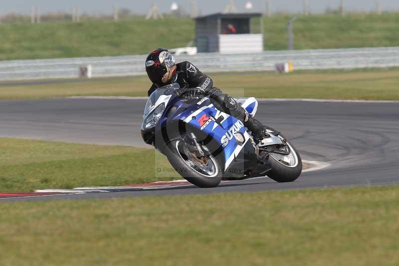 Motorcycle action photographs;Trackday digital images;event digital images;eventdigitalimages;no limits trackday;peter wileman photography;snetterton;snetterton circuit norfolk;snetterton photographs;trackday;trackday photos