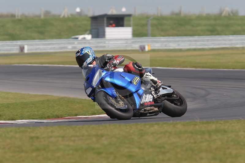 Motorcycle action photographs;Trackday digital images;event digital images;eventdigitalimages;no limits trackday;peter wileman photography;snetterton;snetterton circuit norfolk;snetterton photographs;trackday;trackday photos