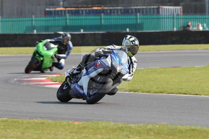 Motorcycle action photographs;Trackday digital images;event digital images;eventdigitalimages;no limits trackday;peter wileman photography;snetterton;snetterton circuit norfolk;snetterton photographs;trackday;trackday photos