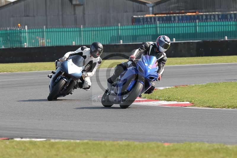 Motorcycle action photographs;Trackday digital images;event digital images;eventdigitalimages;no limits trackday;peter wileman photography;snetterton;snetterton circuit norfolk;snetterton photographs;trackday;trackday photos
