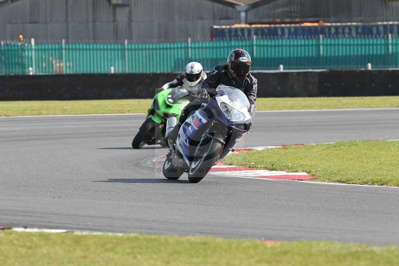 Motorcycle action photographs;Trackday digital images;event digital images;eventdigitalimages;no limits trackday;peter wileman photography;snetterton;snetterton circuit norfolk;snetterton photographs;trackday;trackday photos