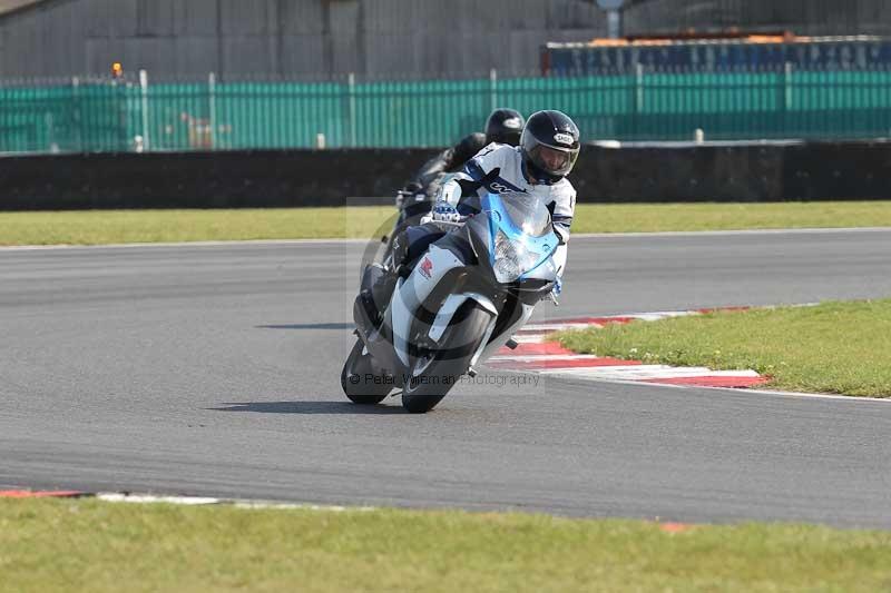 Motorcycle action photographs;Trackday digital images;event digital images;eventdigitalimages;no limits trackday;peter wileman photography;snetterton;snetterton circuit norfolk;snetterton photographs;trackday;trackday photos