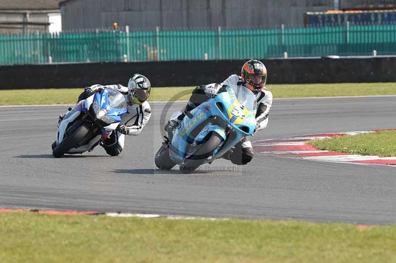 Motorcycle action photographs;Trackday digital images;event digital images;eventdigitalimages;no limits trackday;peter wileman photography;snetterton;snetterton circuit norfolk;snetterton photographs;trackday;trackday photos
