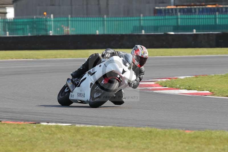 Motorcycle action photographs;Trackday digital images;event digital images;eventdigitalimages;no limits trackday;peter wileman photography;snetterton;snetterton circuit norfolk;snetterton photographs;trackday;trackday photos