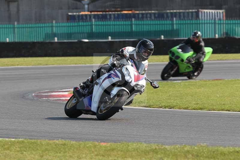 Motorcycle action photographs;Trackday digital images;event digital images;eventdigitalimages;no limits trackday;peter wileman photography;snetterton;snetterton circuit norfolk;snetterton photographs;trackday;trackday photos