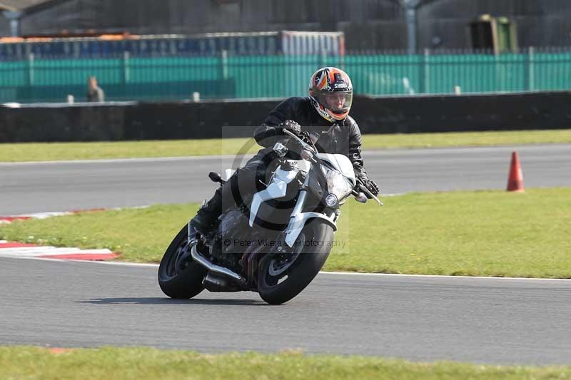 Motorcycle action photographs;Trackday digital images;event digital images;eventdigitalimages;no limits trackday;peter wileman photography;snetterton;snetterton circuit norfolk;snetterton photographs;trackday;trackday photos