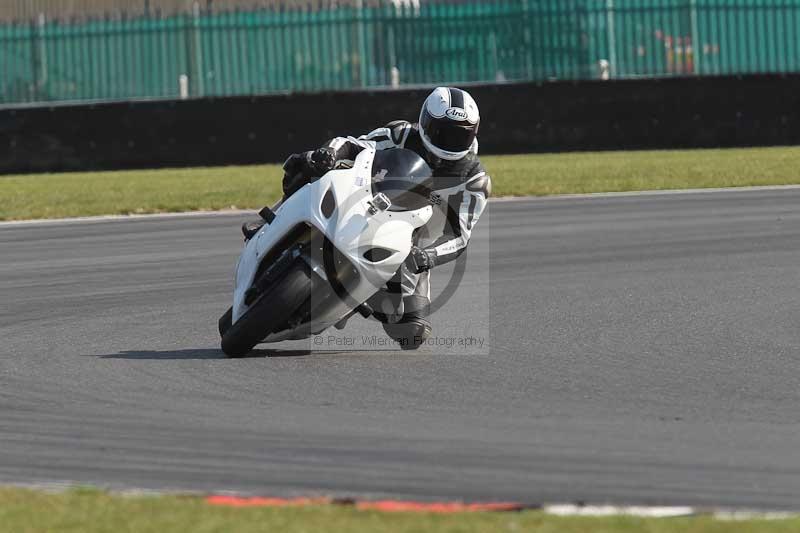 Motorcycle action photographs;Trackday digital images;event digital images;eventdigitalimages;no limits trackday;peter wileman photography;snetterton;snetterton circuit norfolk;snetterton photographs;trackday;trackday photos